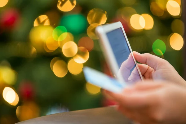 Compras navideñas usando tablet — Foto de Stock