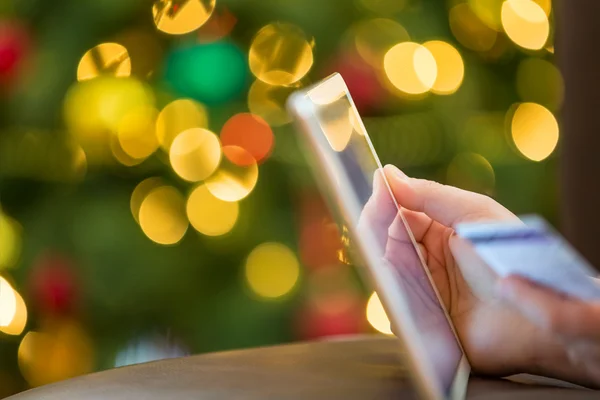 Compras navideñas usando tablet — Foto de Stock