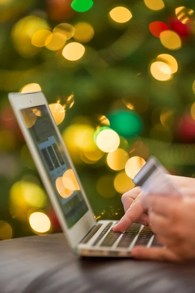 Weihnachtseinkauf mit Laptop Stockbild