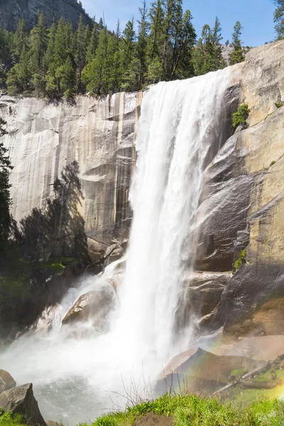 Vernal val vanaf wandeling trail — Stockfoto