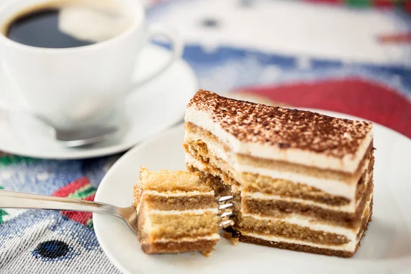 ティラミスのケーキとコーヒー — ストック写真