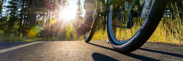 Andar de bicicleta ao pôr do sol — Fotografia de Stock