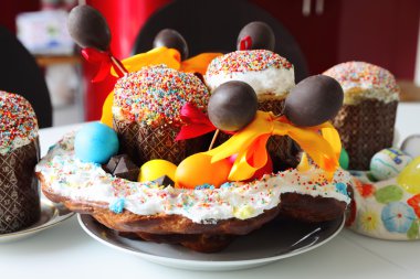 Paskalya yumurta, şeker ve süslemeleri ile natürmort