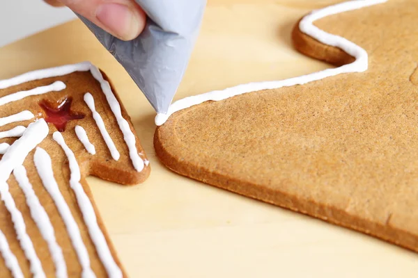 Decorare biscotti di pan di zenzero . — Foto Stock