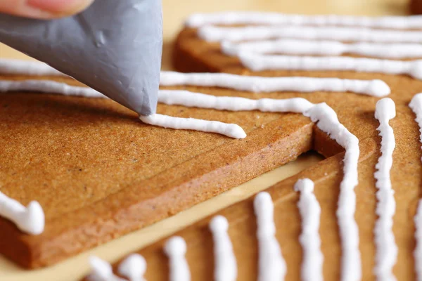 Décorer les biscuits au pain d'épice . — Photo