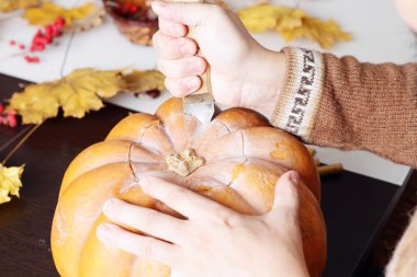 Cadılar Bayramı fener hazırlamak için bir kabak oyma
