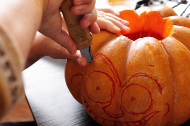 Cadılar Bayramı fener hazırlamak için bir kabak oyma