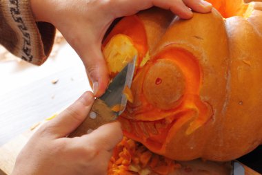 Cadılar Bayramı fener hazırlamak için bir kabak oyma