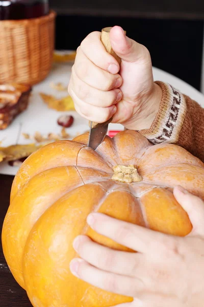 Carving out a pumpkin to prepare halloween lantern — Stock Photo, Image