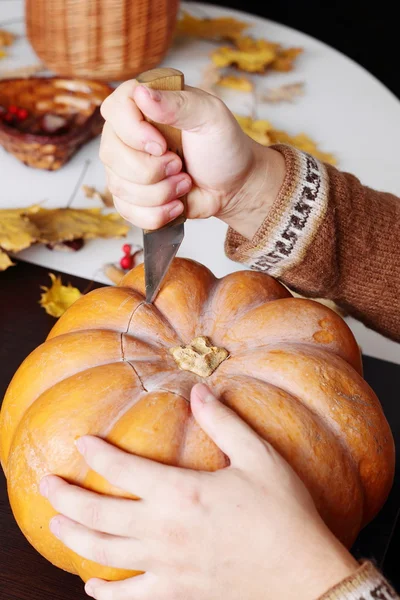 Carving out a pumpkin to prepare halloween lantern — Stock Photo, Image