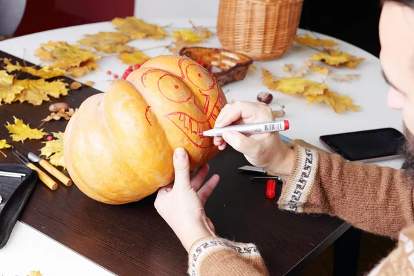 Carving out a pumpkin to prepare halloween lantern — Stock Photo, Image