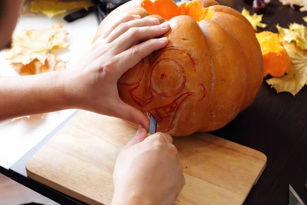 Carving out a pumpkin to prepare halloween lantern — Stock Photo, Image