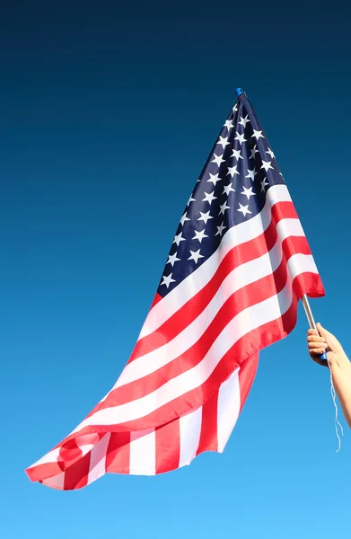 Mano sosteniendo bandera americana — Foto de Stock