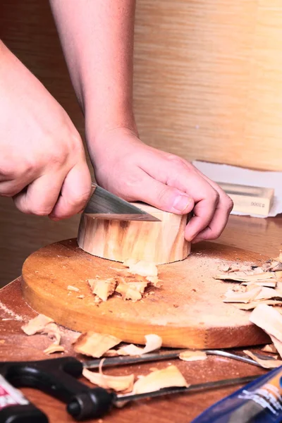 Плотник ручной резьбы древесины — стоковое фото