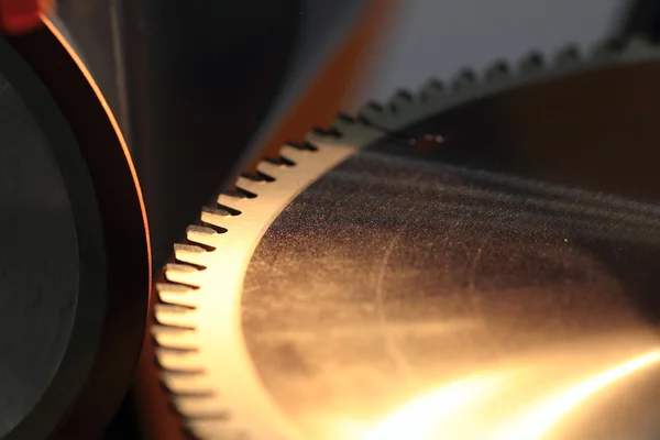 Máquina para afilar una hoja de sierra circular —  Fotos de Stock