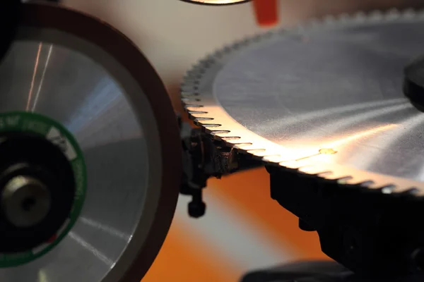 Máquina para afilar una hoja de sierra circular — Foto de Stock
