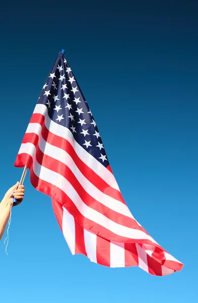 Mano che tiene bandiera americana — Foto Stock