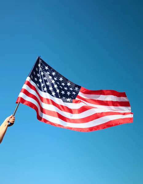 Mano che tiene bandiera americana — Foto Stock