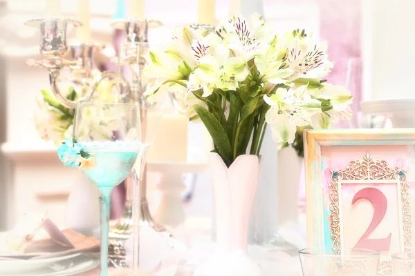 Blumen und Kerzenschmuck für eine Hochzeit — Stockfoto