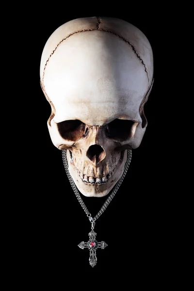Crânio humano com cruz de prata — Fotografia de Stock