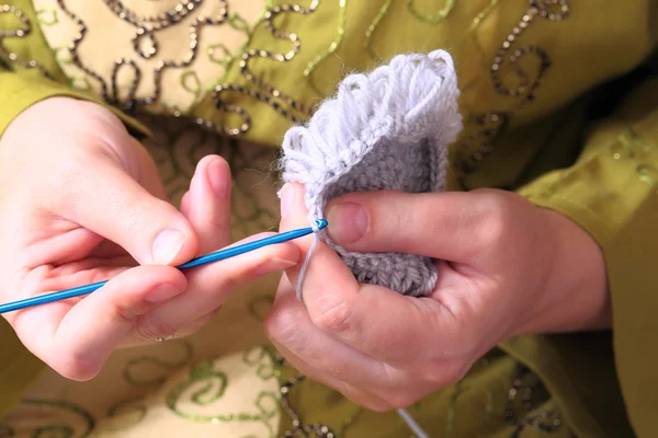 Örgü ören ellerin yakın çekimi