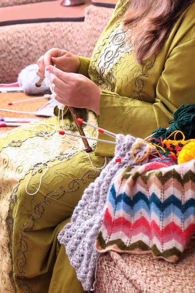 女人手针织 — 图库照片