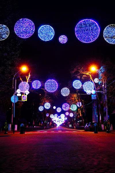 Улица украшена разноцветными рождественскими огнями — стоковое фото