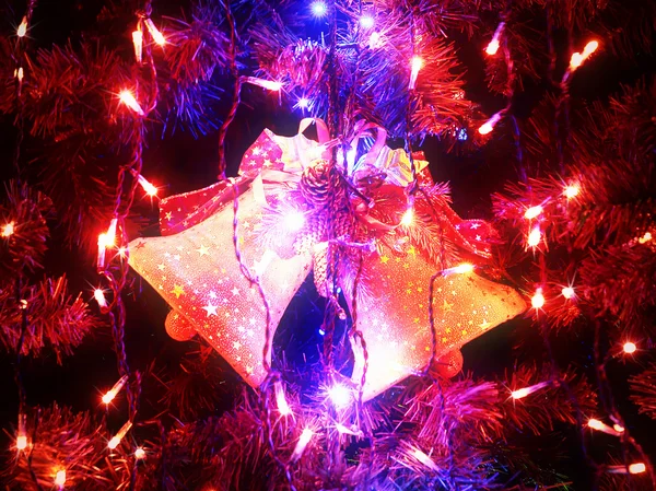 Christmas bell hängande på en julgran — Stockfoto