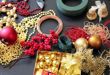 Süslemeleri Noel çelenk yapmak için