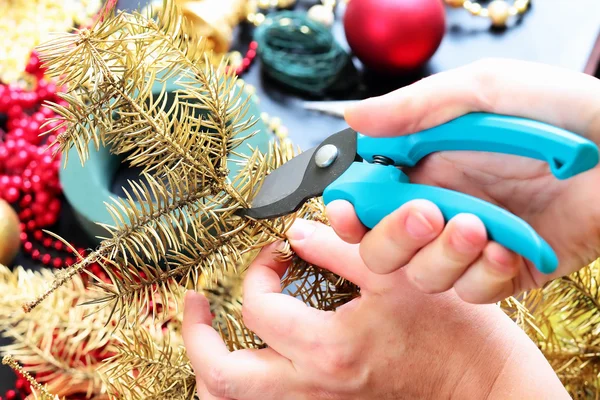 Vrouw die kerstkrans maakt — Stockfoto