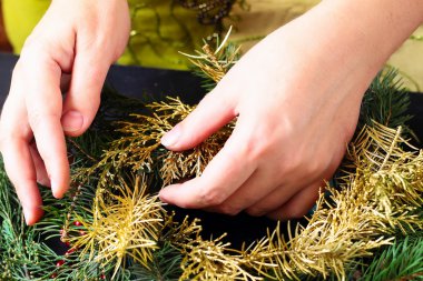 Noel çelengi yapan kadın