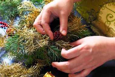 Noel çelengi yapan kadın