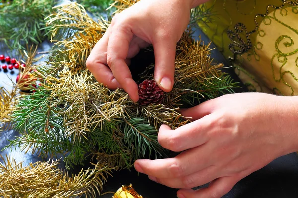 Frau bastelt Weihnachtskranz — Stockfoto