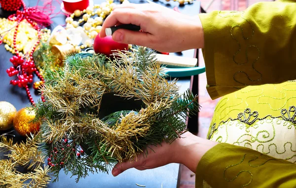 Woman making christmas wreath — Stock Photo, Image