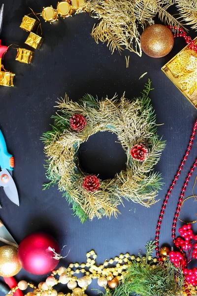 Decoraties voor het maken van de kroon van Kerstmis — Stockfoto