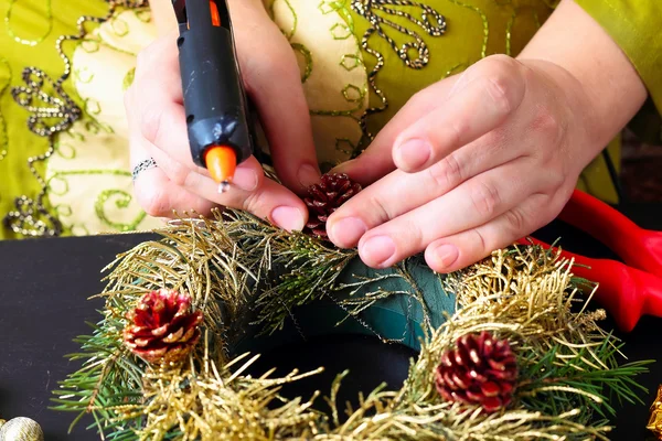 Woman making christmas wreath — Stock Photo, Image