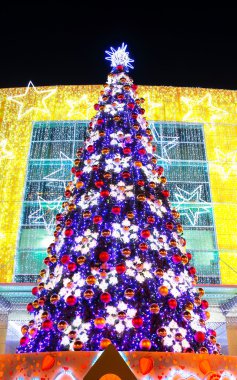Aydınlatılmış Noel ağacı