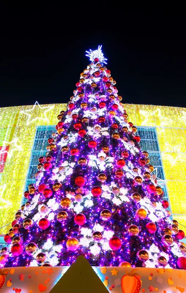 Aydınlatılmış Noel ağacı — Stok fotoğraf