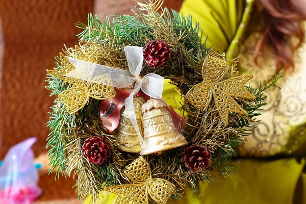 Femme tenir couronne de Noël — Photo