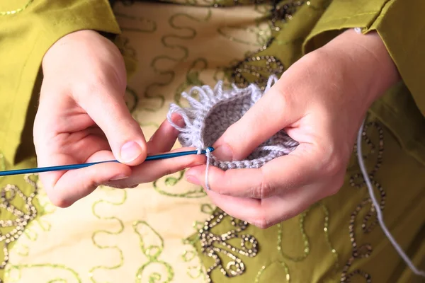 Close-up of hands knitting — Stock Photo, Image