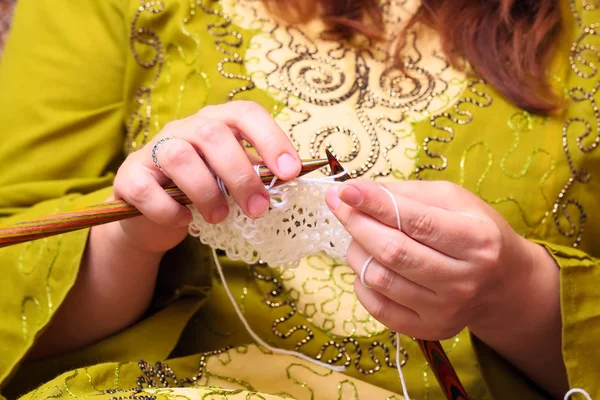女人手针织 — 图库照片