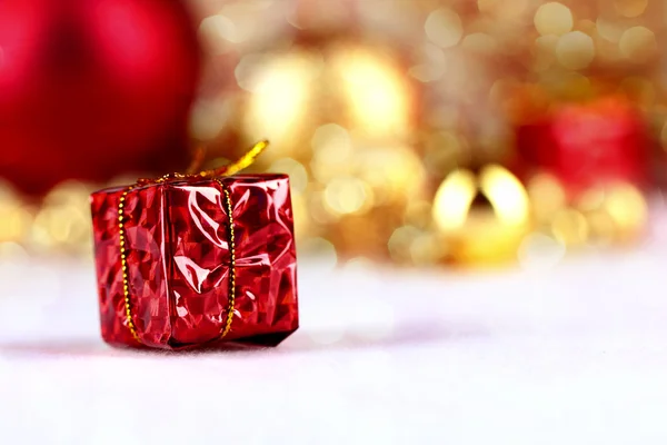 Pequeña caja de regalo hecha a mano roja — Foto de Stock