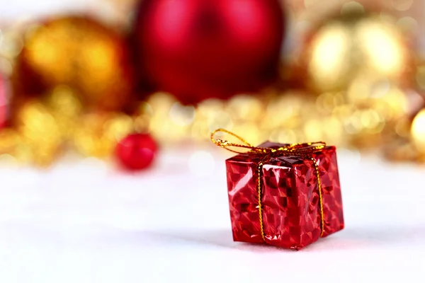 Küçük kırmızı el yapımı hediye kutusu — Stok fotoğraf