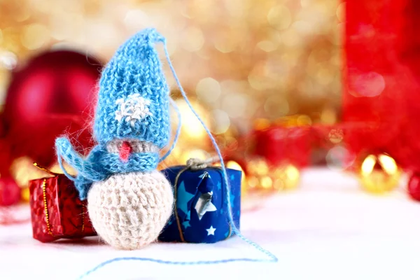 Маленький снеговик и рождественские украшения — стоковое фото