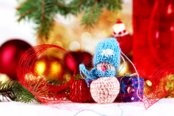 Маленький снеговик и рождественские украшения — стоковое фото