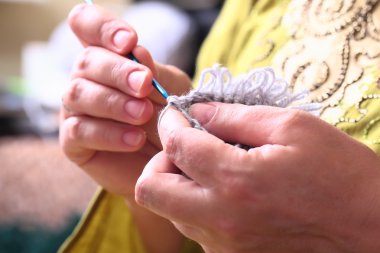 Örgü ören ellerin yakın çekimi