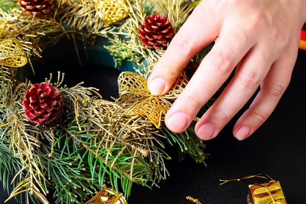 Vrouw die kerstkrans maakt — Stockfoto