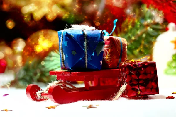 Decoraciones navideñas sobre fondo abstracto — Foto de Stock