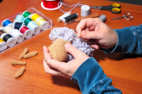 Making of knitted sheep — Stock Photo, Image