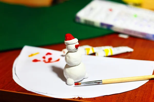 Fabrication de figurine à la main bonhomme de neige — Photo